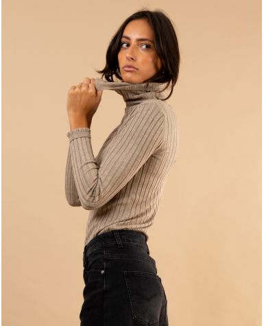 Pull strie col roulé