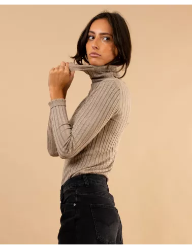 Pull strie col roulé