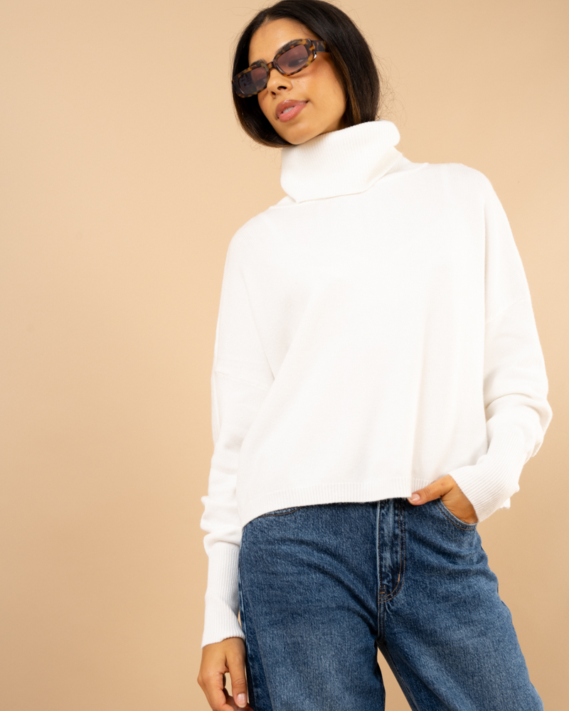 Pull court col roulé