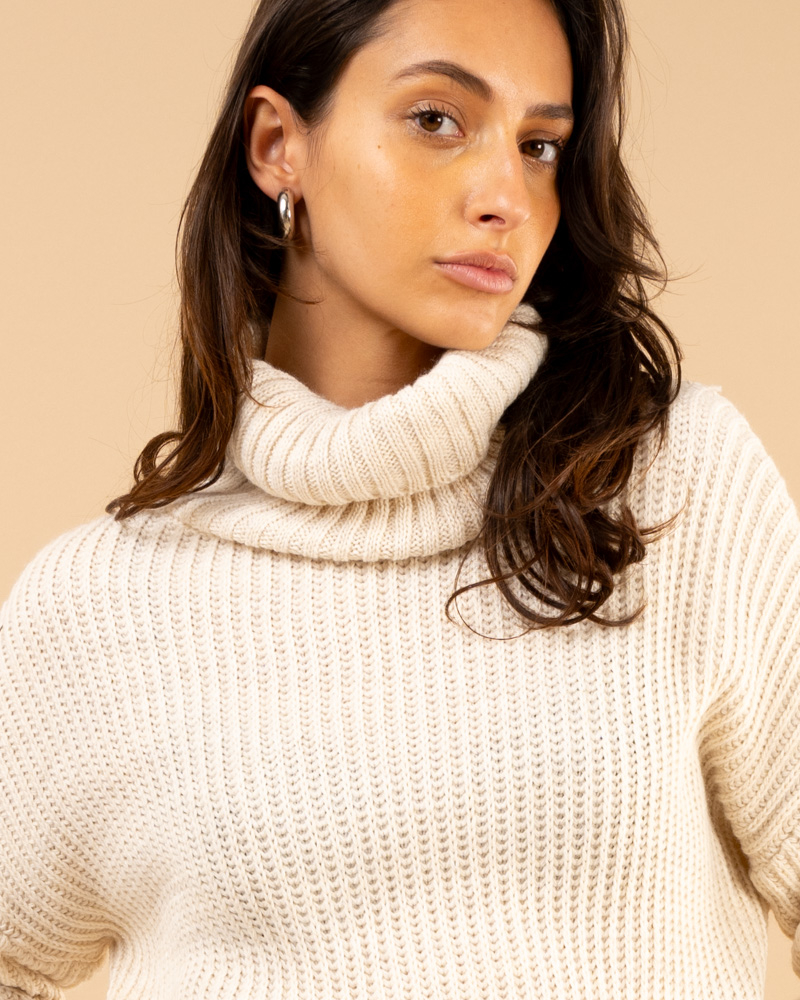 Pull court col roulé