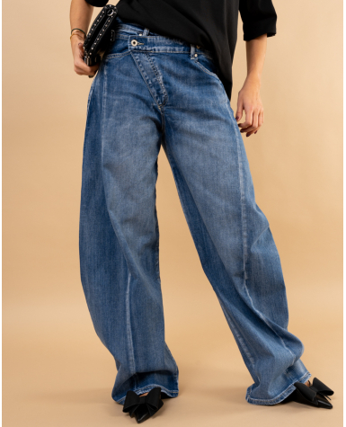 Jean balloon bouton décalé