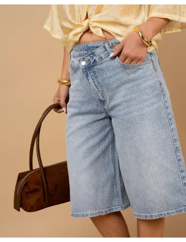 Bermuda boutons décalés