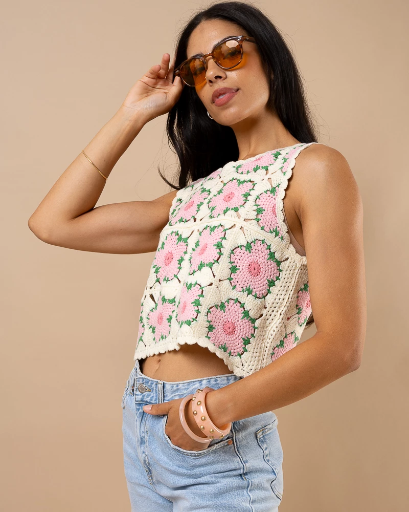 Top crochet fleurs roses